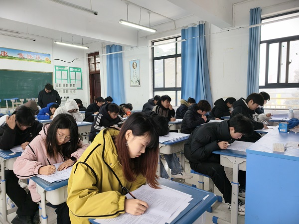 奋笔疾书展学风，严谨规范启新程｜我校本学期期末考试工作顺利收官